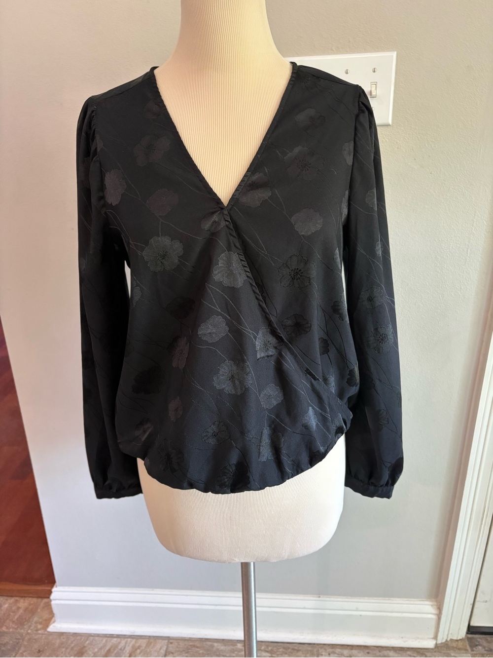 A new Day solid black with flower pattern long sleeve v neck blouse Small GUC